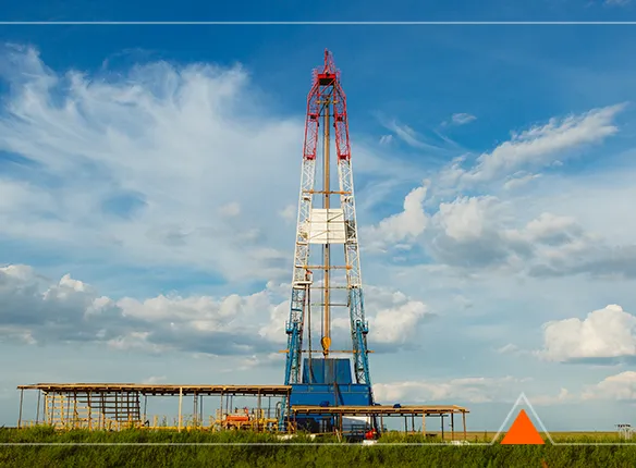 Torre de perforación petrolera bajo un cielo despejado